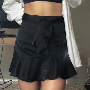 BLACK RUFFLE SILK MINI SKIRT (FOREVER 21)